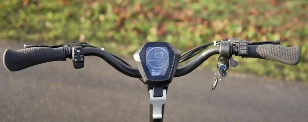 Handlebars and cockpit on the Apollo Phantom