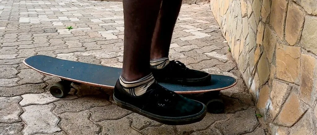 Picture of back foot in line with front foot