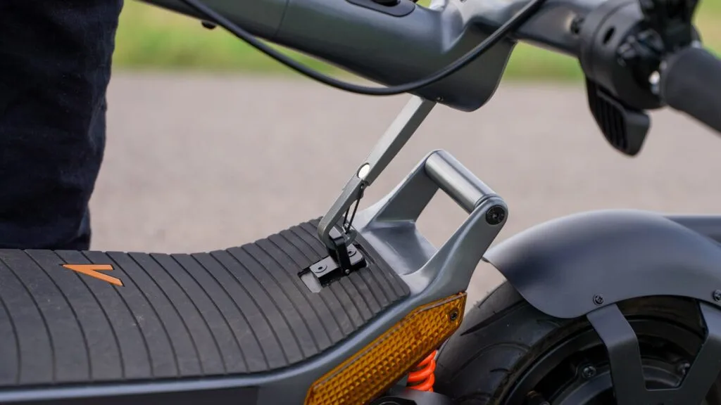 Folding latch hooked on the Apollo City Pro 2023