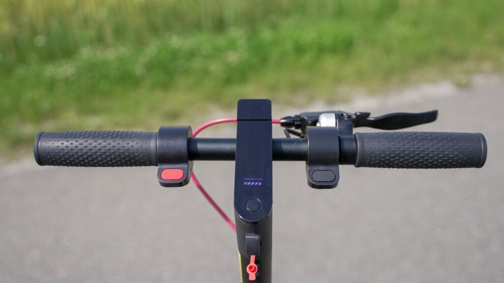 Handlebars and cockpit on the Hiboy S2