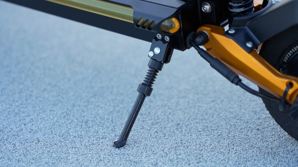 Splach Twin kickstand