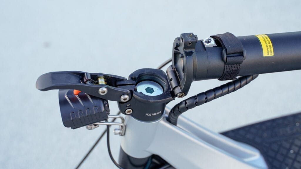 Folding mechanism on Varla Pegasus