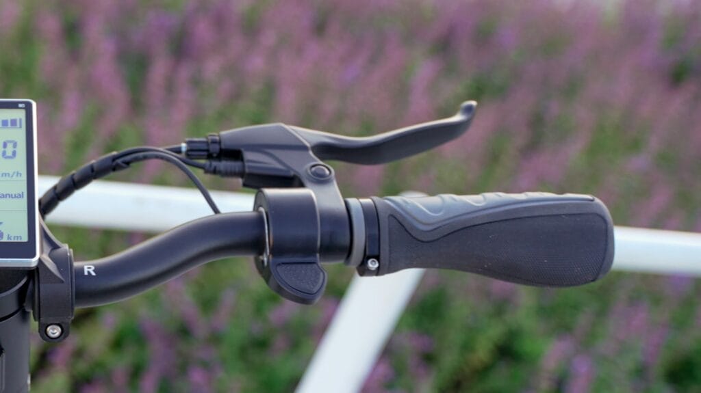 Right handlebar on Varla Pegasus