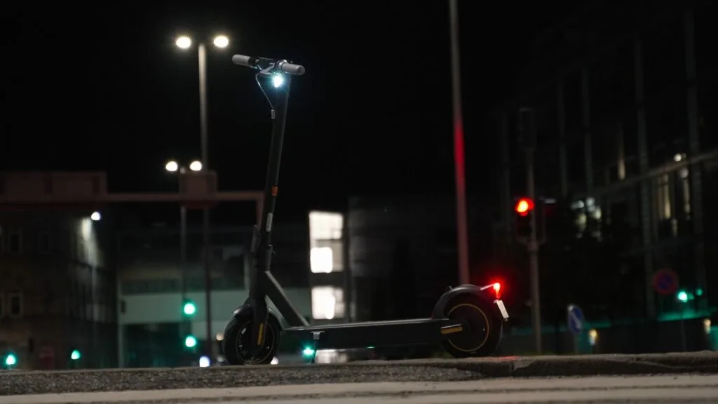 Segway Ninebot Max lights at night