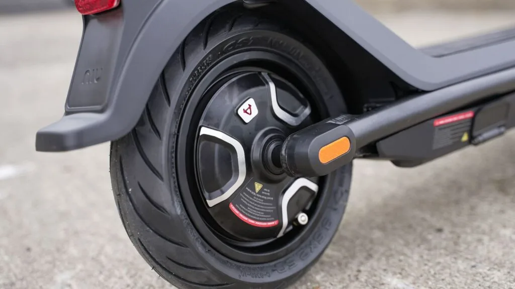 Closeup of the 350W motor on the NIU KQi3 Pro