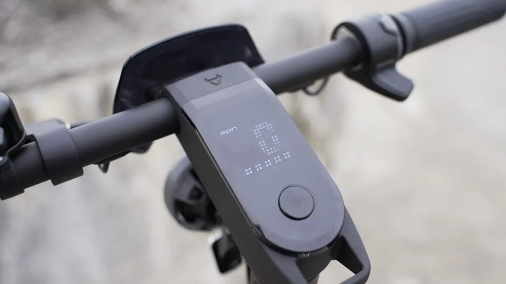 Closeup of the display on the NIU KQi2 Pro