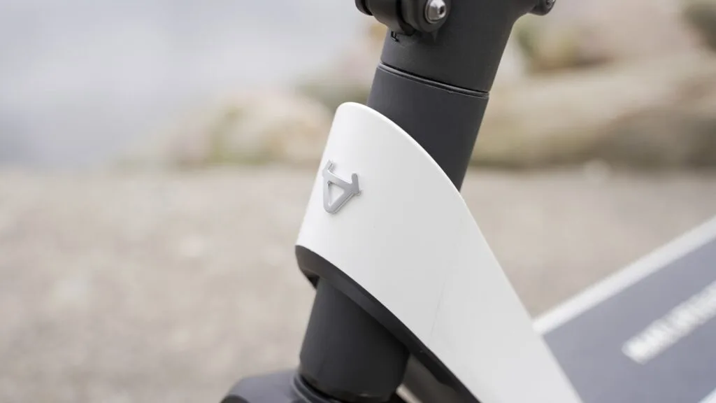 Closeup of the front logo on the NIU KQi2 Pro