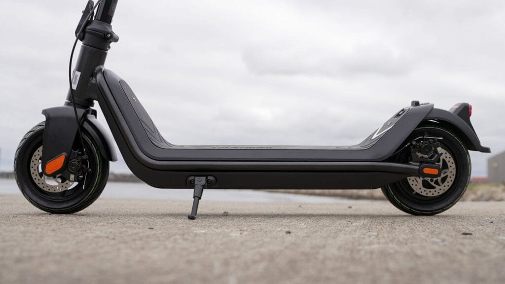 Closeup of the ground clearance on the NIU KQi3 Pro