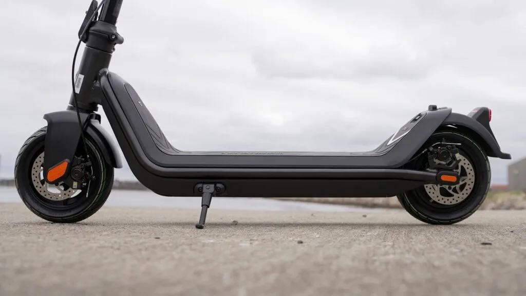 Closeup of the ground clearance on the NIU KQi3 Pro