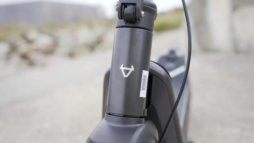 Closeup of the logo on NIU KQi3 Pro