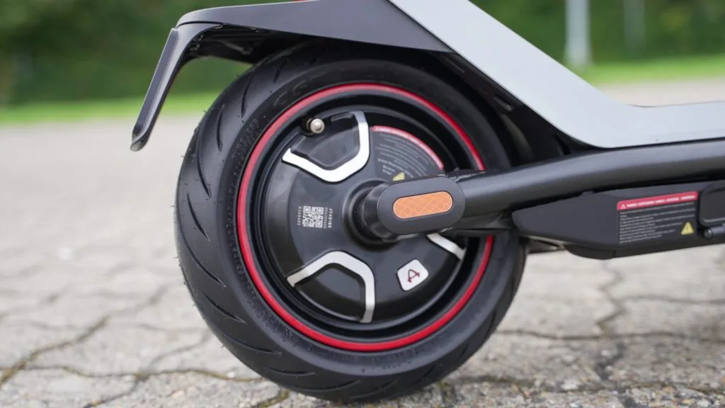 Closeup of the motor on the NIU KQi3 Max