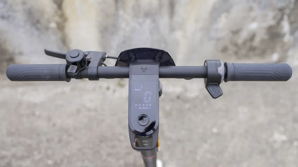 Cockpit and handlebars on the NIU KQi2 Pro scooter