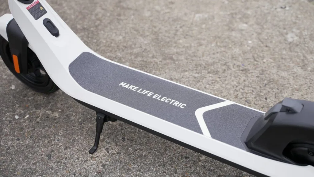 Deck on the NIU KQi2 Pro