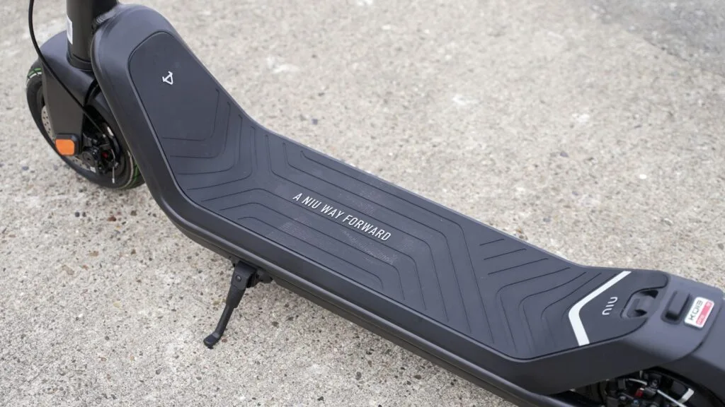 Deck on the NIU KQi3 Pro