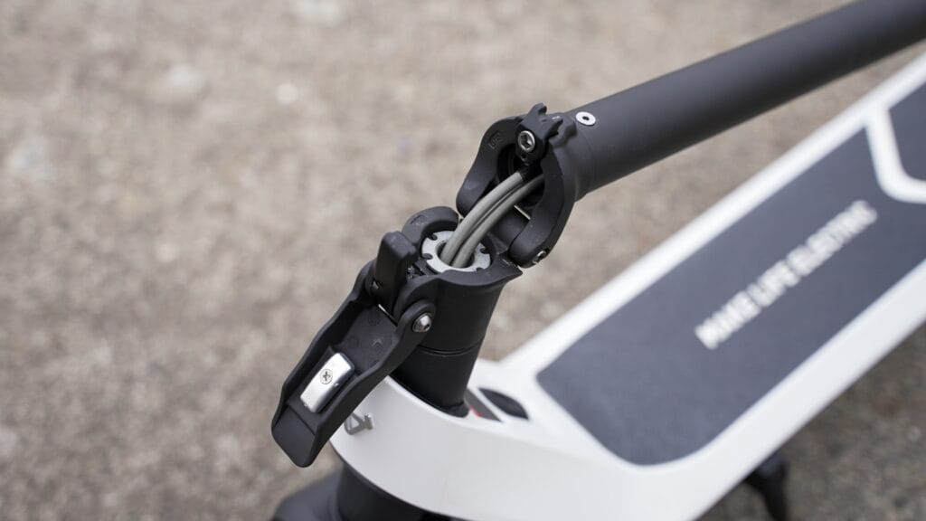 Folding mechanism on NIU KQi2 Pro