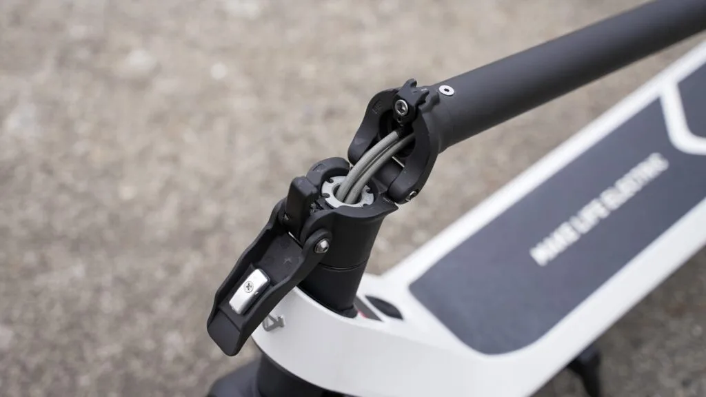 Folding mechanism on NIU KQi2 Pro