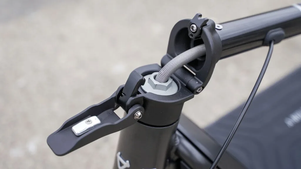 Folding mechanism on NIU KQi3 Pro