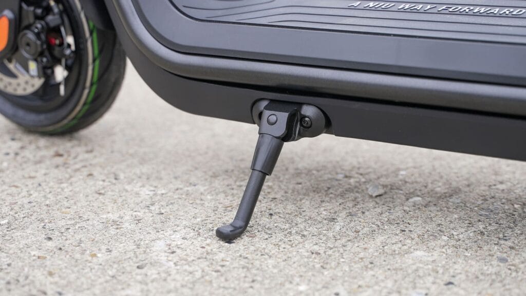 Kickstand on NIU KQi3 Pro