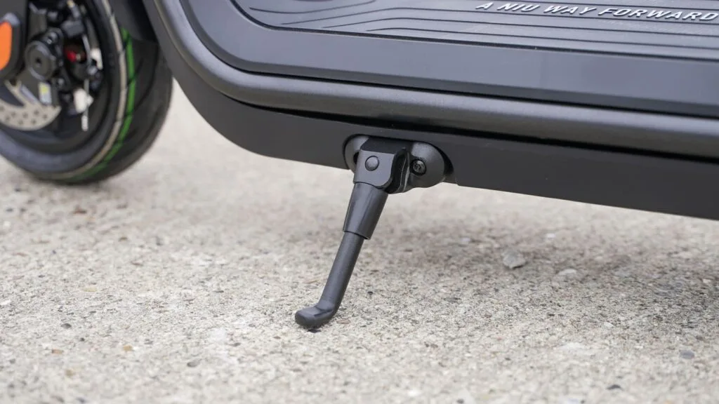 Kickstand on NIU KQi3 Pro