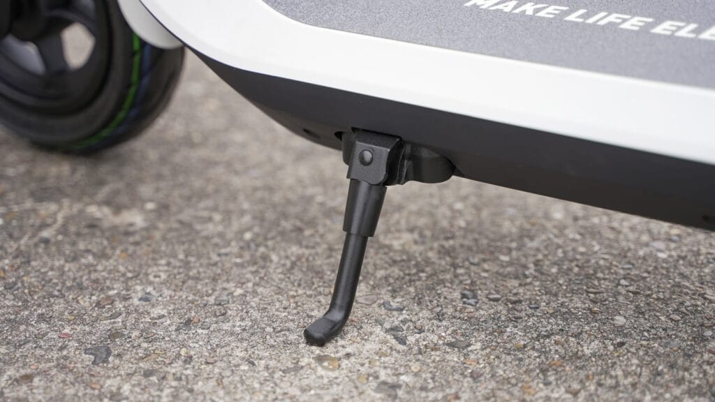 Kickstand on the NIU KQi2 Pro