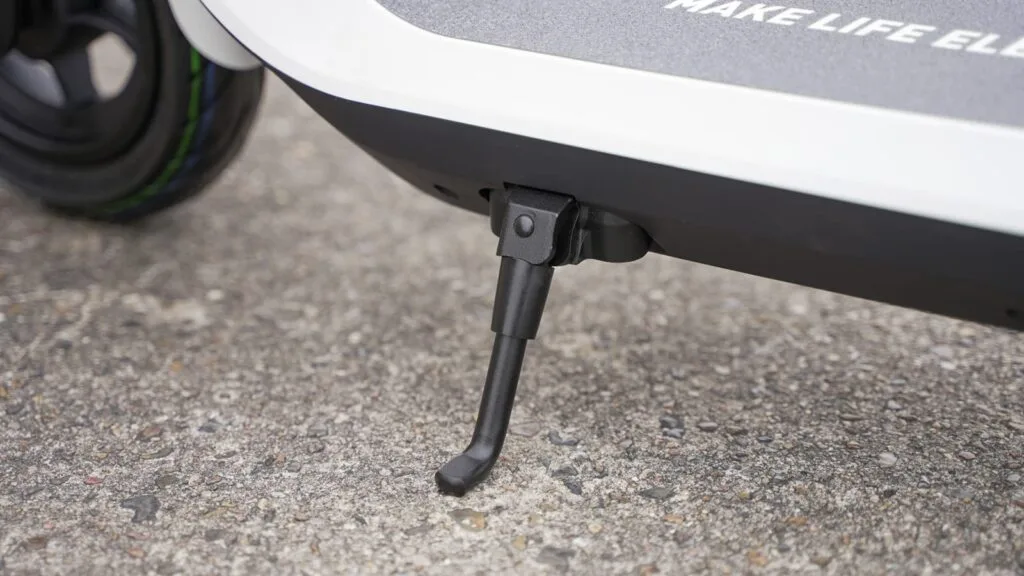 Kickstand on the NIU KQi2 Pro