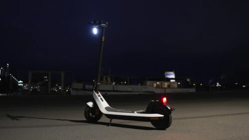 NIU KQi2 Pro LED lights at night