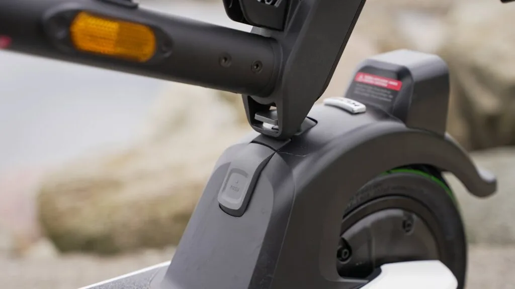 NIU KQi2 Pro folding latch