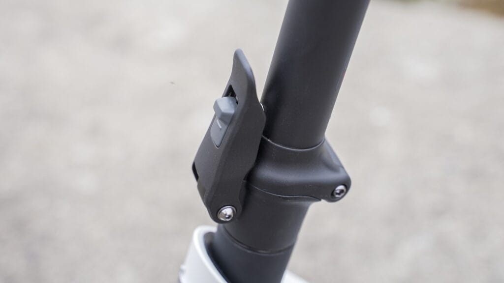 NIU KQi2 Pro folding mechanism