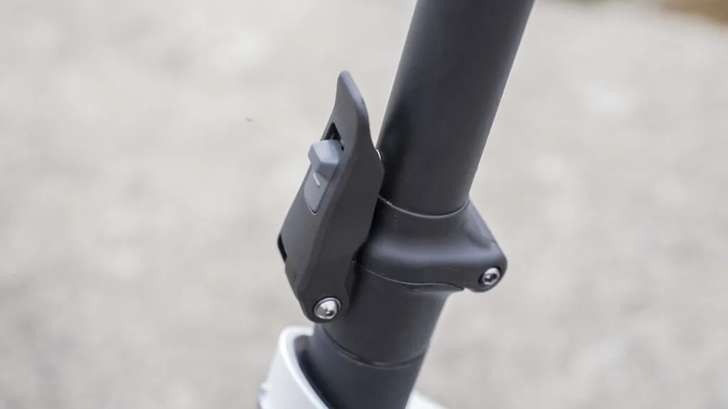 NIU KQi2 Pro folding mechanism