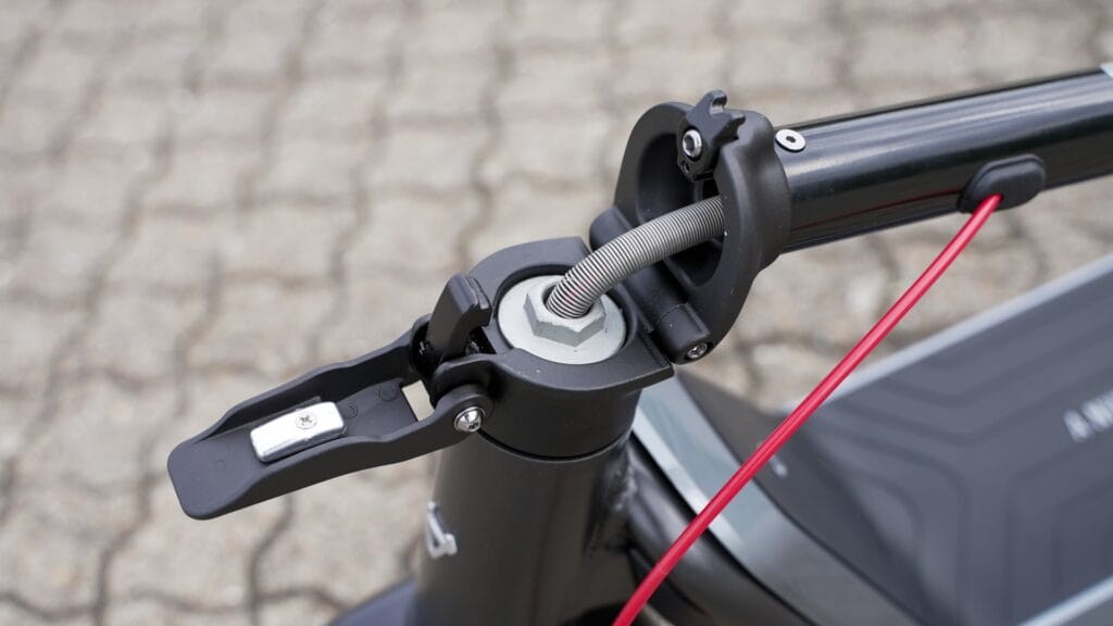 NIU KQi3 Max folding mechanism