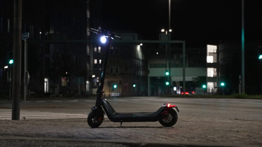 NIU KQi3 Max lights at night