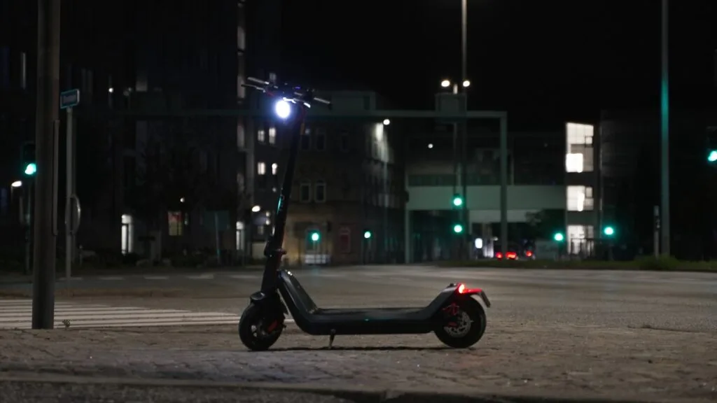 NIU KQi3 Max lights at night