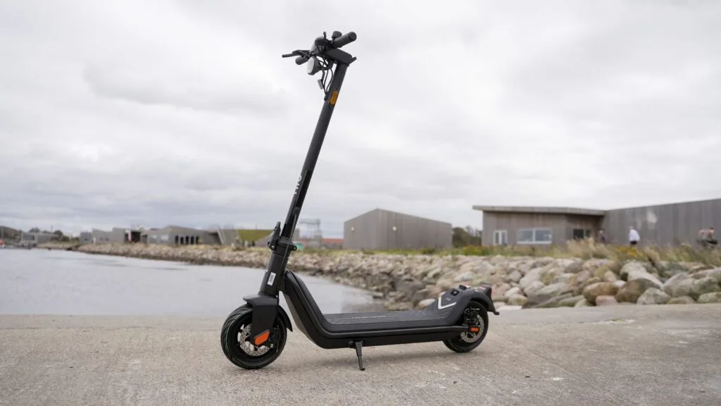 NIU KQi3 Pro by the fjord