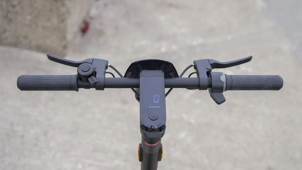 NIU KQi3 Pro cockpit and handlebars