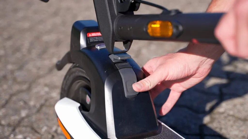 Release button on the NIU KQi2 Pro fender