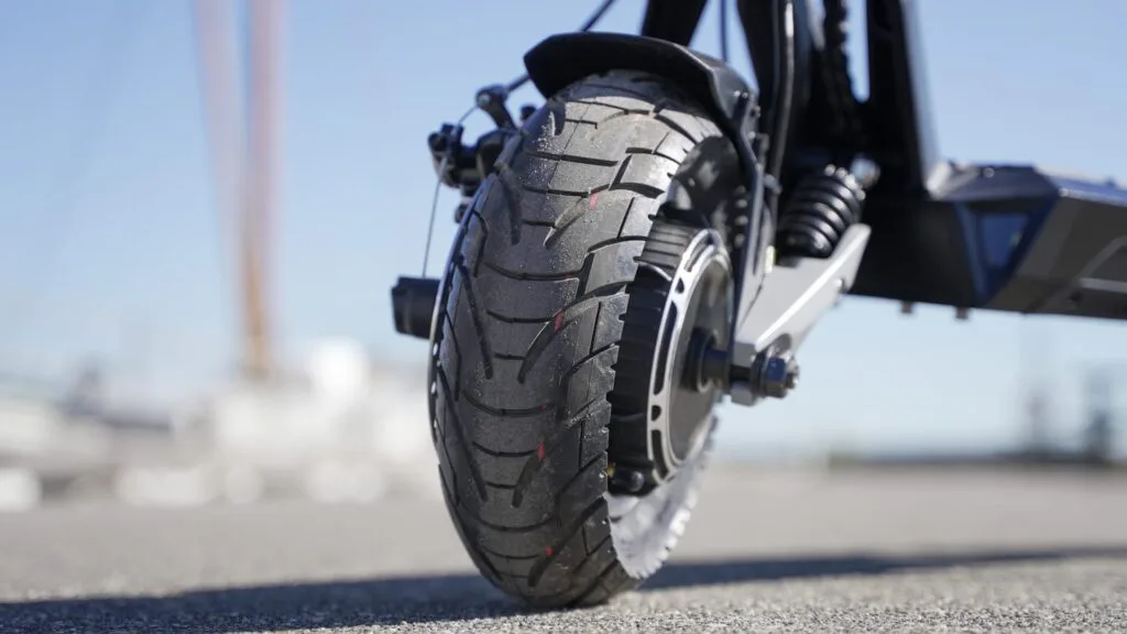 Apollo Phantom V3 front tire closeup