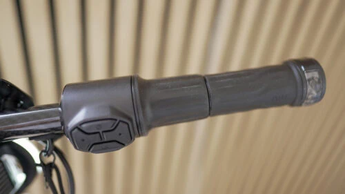 Closeup of a half twist throttle on the NIU KQi Air electric Scooter