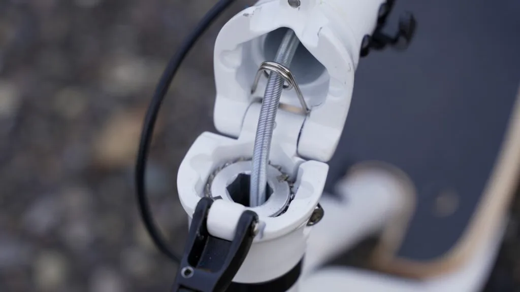 Folding mechanism in an opened position on Fluid CityRider