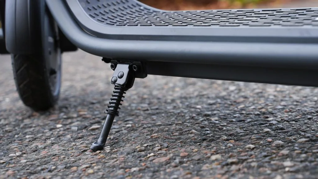 Atomi E20 kickstand