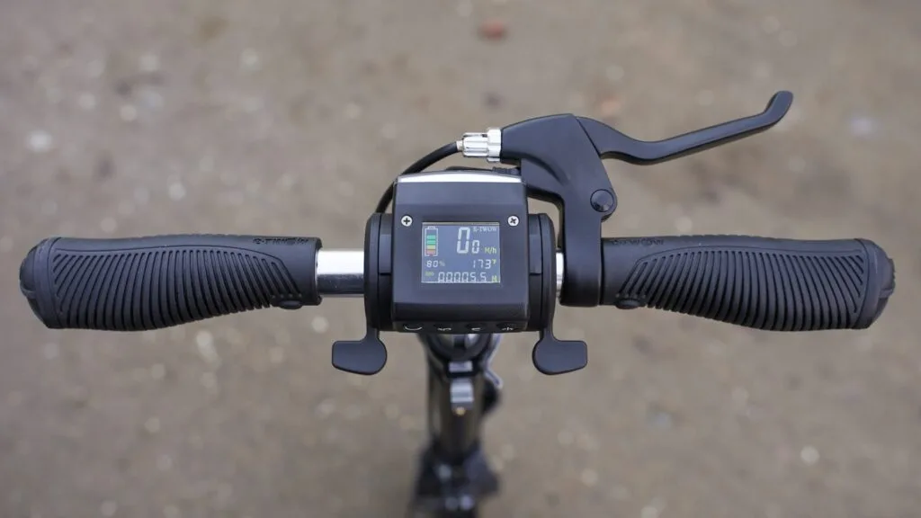 Close-up of the handlebars and display on the Fluid Mosquito with a blurry background