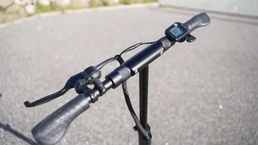 Handlebars and cockpit on the Fluid Horizon