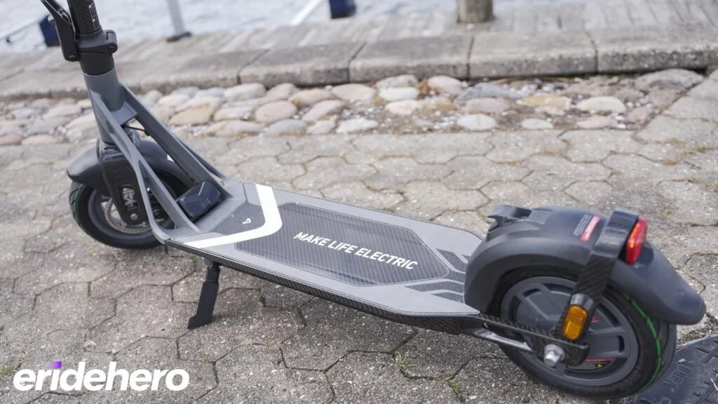 NIU KQi Air deck closeup