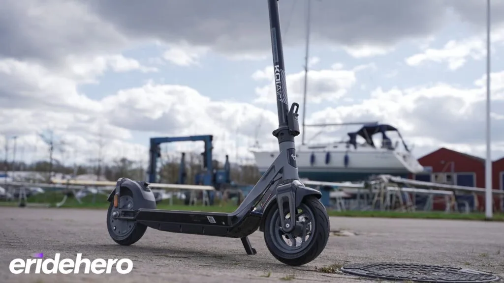 NIU KQi Air photo with boats in the background