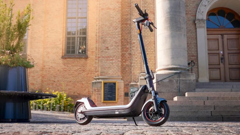 NIU KQi 300X Review: Rides Like a Dream, Built Like a Tank