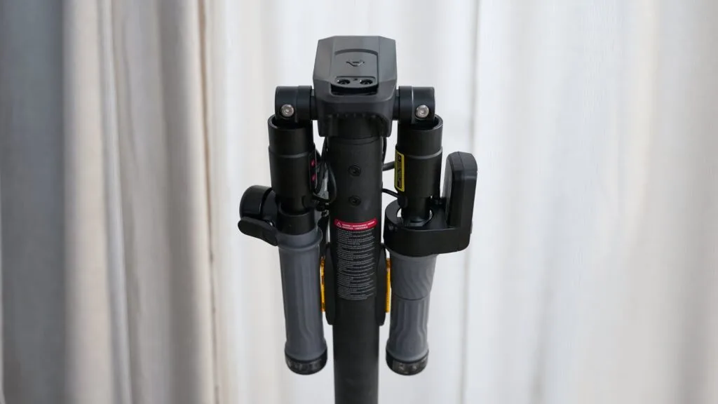 NIU KQi 100F foldable handlebars