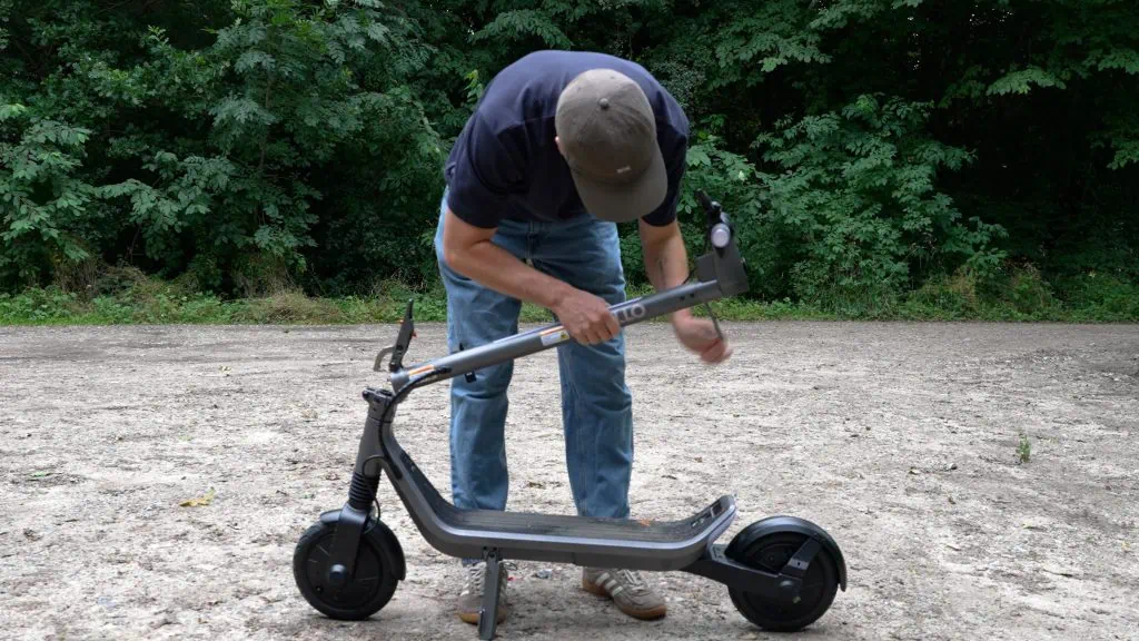 Folding, lifting and unfolding the Apollo Go