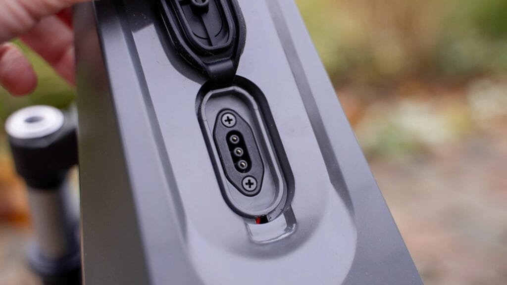 NIU KQi 200F charging port