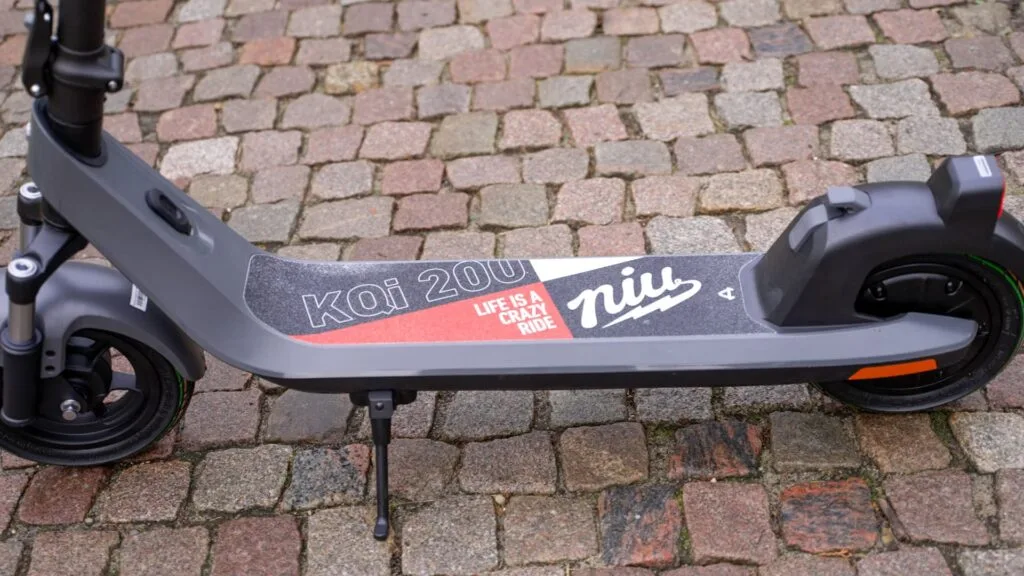 NIU KQi 200F deck