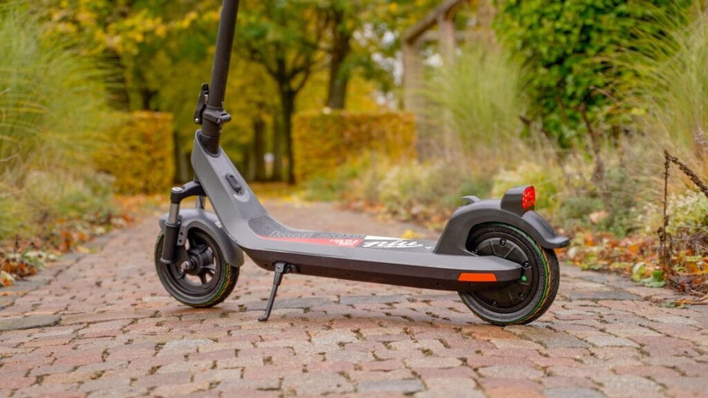 NIU KQi 200F on cobblestone