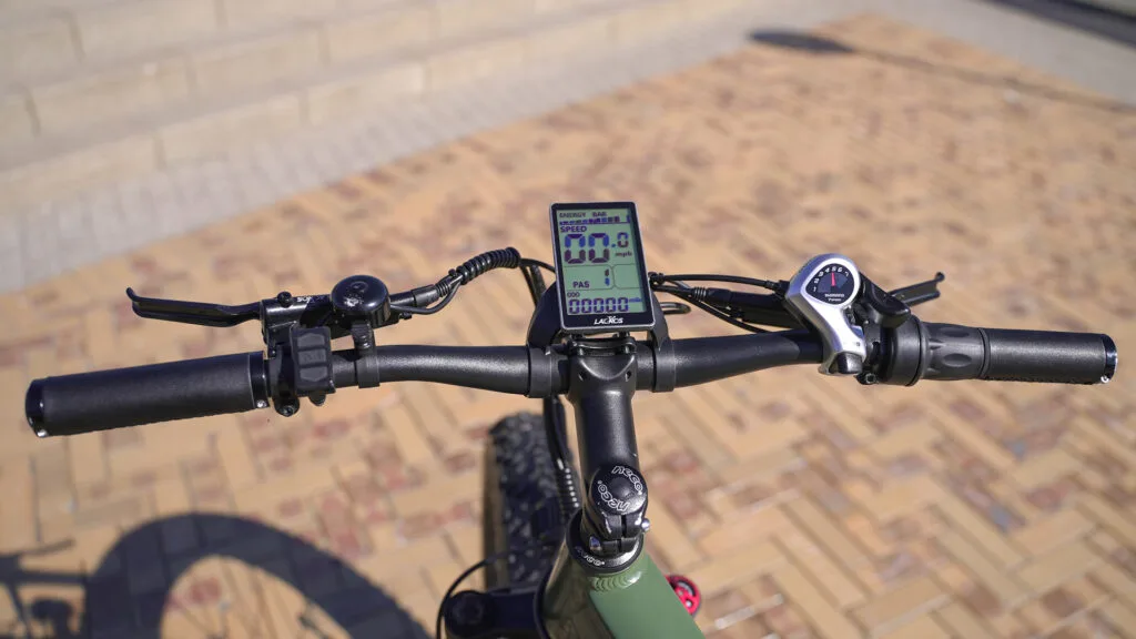 Closeup of the handlebars and its components on the Lacros Thunder